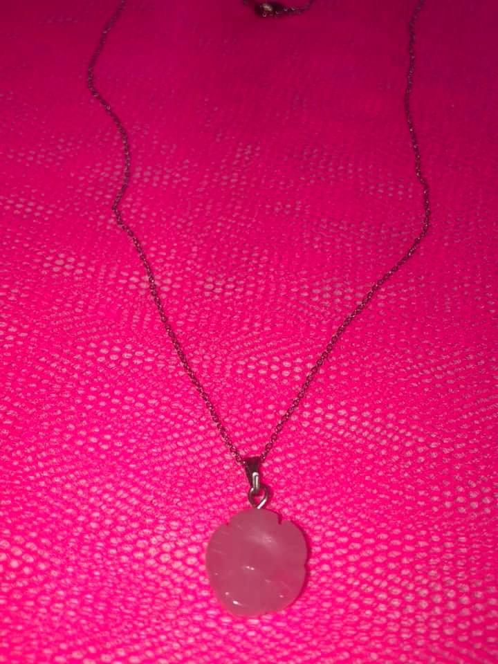 Chaîne argenté rhodié 45 cm, pendentif fleur quartz rose, bélière argent vieilli