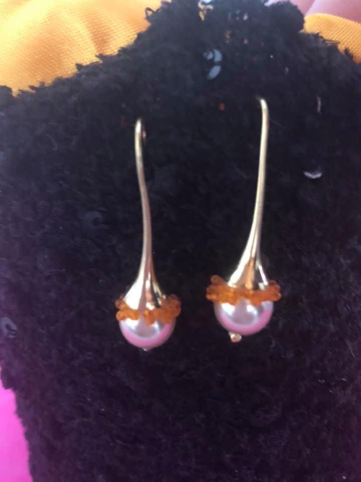 Boucles d’oreilles à l’or fin, perles nacrées et rocailles orangés