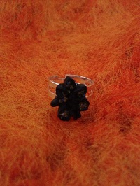 Bague fleur en résine de couleur noire sur  anneau réglable