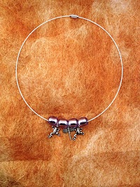 Tour de cou blanc perles lilas synthetique et breloques métal