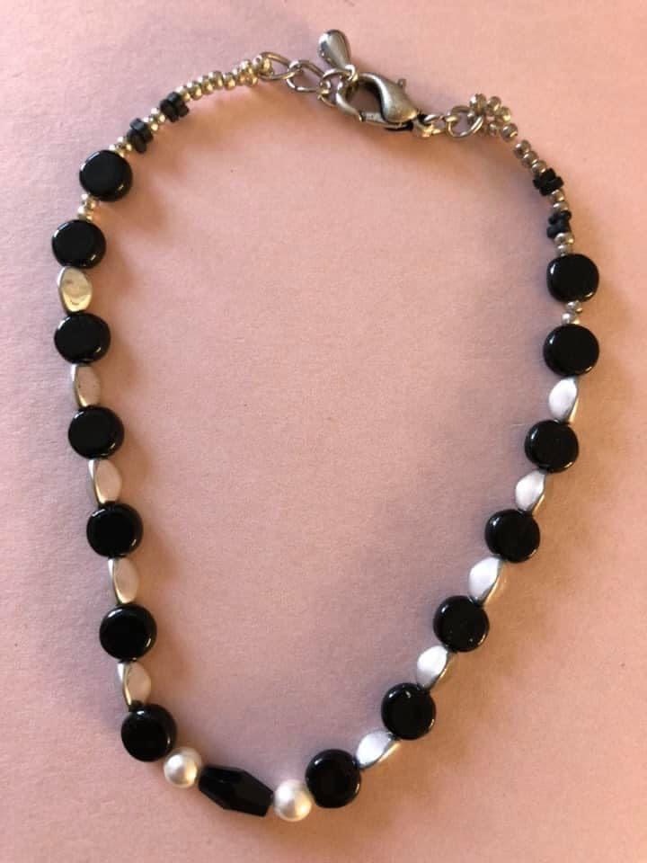 Bracelet palets noirs en verre et perles verres cristal Swarovski et nacrées