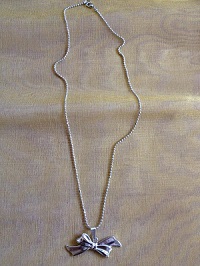 Collier chaîne bille et pendentif noeud