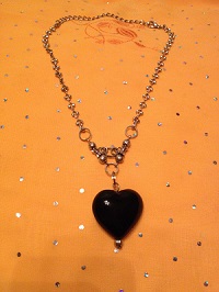 Collier coeur noir synthetique chaine métal