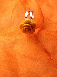 Bague rose de couleur jaune