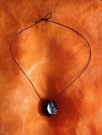 Collier boule synthétique agrémenté métal