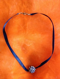 Collier boule sur ruban satin