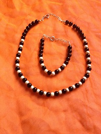 Parure collier noir et blanc et  bracelet