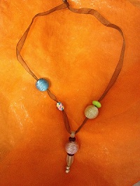 Collier long boules raphia,perles pâte de  verre,polymère,céramique,sur ruban couleur aubergine