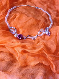 Collier court habillé de résille couleur pêche guirlande de rose métal coeur verre dépoli ,perles diverses