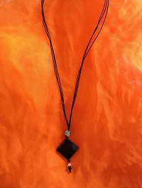 Collier carré cristal noir, perle strass et perle de bohème, cordon coton