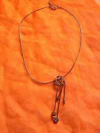 Collier perle cube métal boule ajourée et breloques