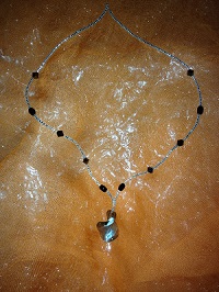 Collier  perles tourmenté pâte de verre,rocaille argenté,bohème noire