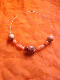 Collier tour de cou médaillon polymère rose perles céramique et synthétique