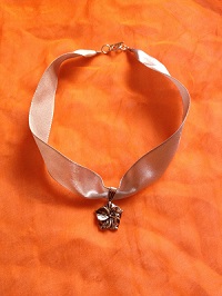 Collier ruban, pendentif fleur