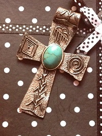 Pendentif croix métal perle imitation turquoise