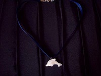 Collier court dauphin nacre sur ruban bleu nuit