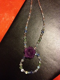 Collier mi long perles cristal de bohème et fleur  en lucite