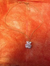 Collier pendentif nounours faïence Grecque sur cordon cuir