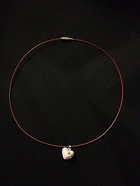 Collier coeur glaçage fraise, tour de cou et bélière