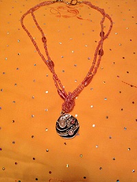 Collier  mi long rocaille et résine médaillon métal