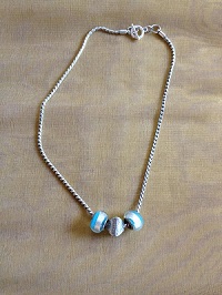 Collier style pandora bleu et perle métal carré style grec