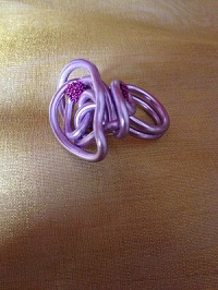 Bague de couleur lilas en aluminium travaillé main. Tour de doigt : environ 66