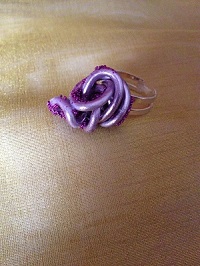 Aluminium rose lilas travaillé main monté sur bague réglable