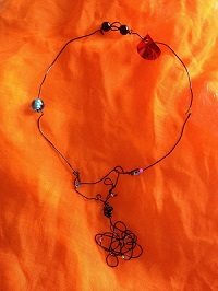 Collier métal noir méli mélo perles