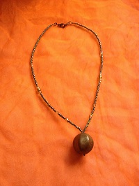 Collier perles de rocaille, facettes  bohème  boule métal couleur cuivre vieilli
