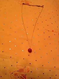 Collier boule rouge shamballa  sur cablé doré