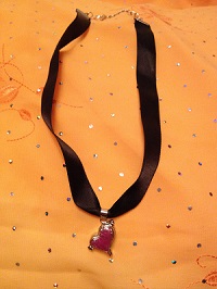 Collier boîte à secret sur ruban noir